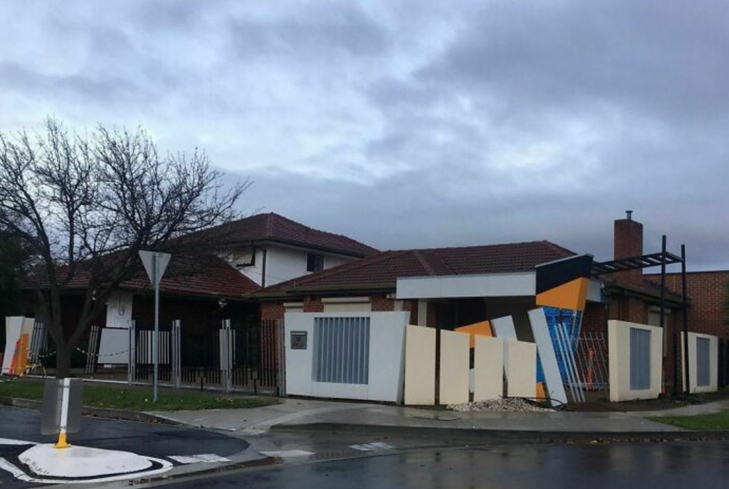 Someone Is Documenting Ugly Houses They See Around Adelaide, And These 35 Do Not Disappoint